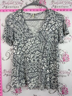 Shannon passero T-shirt Gray Geometric V‑Neck Short Sleeve Tee